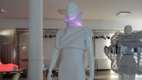 Moda evolueaza rapid! In Bucuresti gasesti puloverul care iti spune cat de relaxat esti si rochia care te imbata!