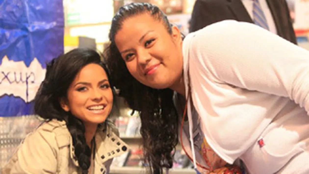 Uite-o pe Inna in Guadalajara! Oare n-a obosit sa faca 200 de poze in aceeasi pozitie?