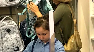 Ramona Ioana Bruynseels, la cumpărături alături de fetițele ei. Cum s-a îmbrăcat la shopping candidata la alegerile prezidențiale