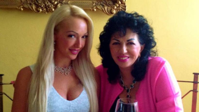 Carmen Harra s-a tunat! Ce şi-a făcut clarvăzătoarea pentru a ţine pasul cu fiica ei sexy