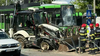 Accident pe Calea Văcărești între un buldoexcavator și un tramvai. Linia 10 a fost blocată!