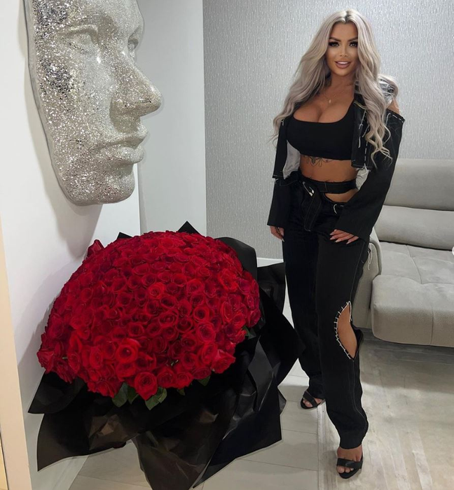 Roxana Darie își prezintă buchetul de trandafiri roșii (Foto: Instagram)
