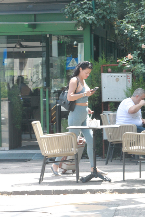 Sofia s-a ridicat de la masă, trage trolerul cu o mână, iar cu cealaltă nu slăbește telefonul