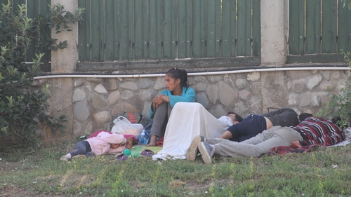 Pentru ei e doar o zi mai bună decât altele! O familie de cerşetori a dormit si a mâncat in fata vilei lui Nae Nicolae