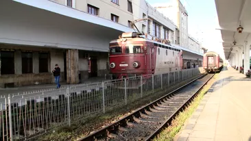 Scene uluitoare în gara din Cluj! S-a autosatisfăcut în ușa vagonului, uitându-se după studente