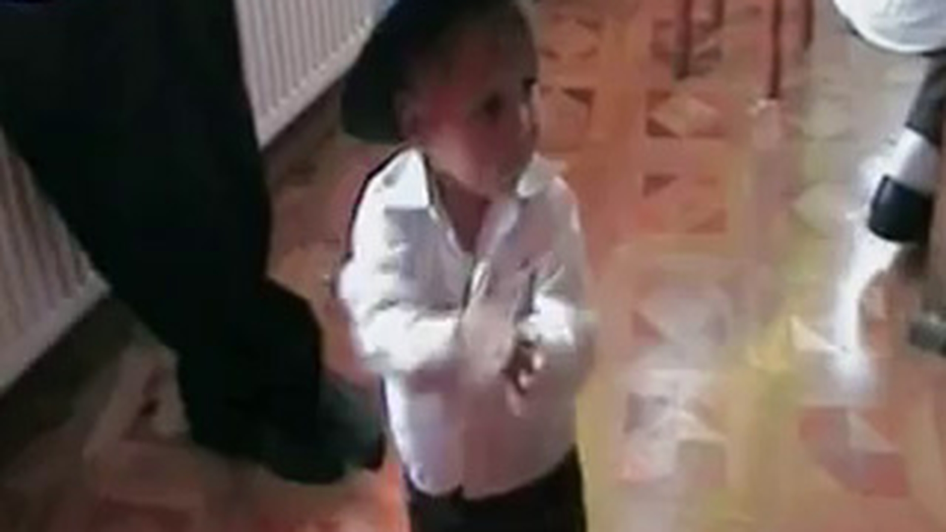 VIDEO super tare! Uite cat de amuzanti sunt puradeii astia cand danseaza pe muzica tiganeasca!