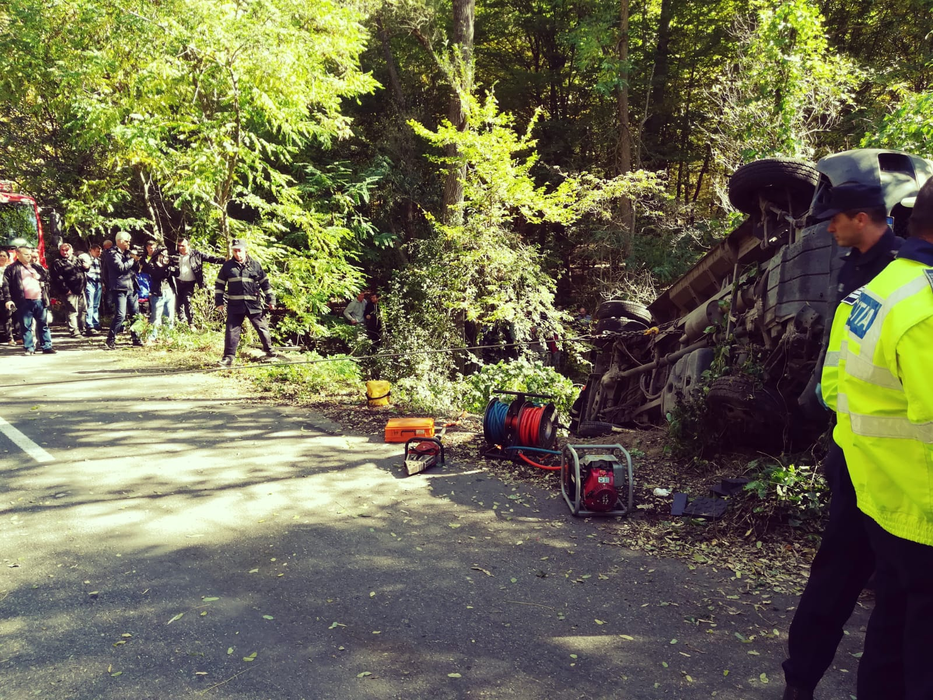 Un microbuz cu 14 pelerini din Tulcea s-a răsturnat într-o pădure! A fost declanșat Planul Roșu de intervenție. Imagini șocante
