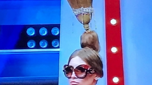 IULIA ALBU, criticată dur de o blondă cunoscută, după ce a apărut cu mătura în cap: ”Ferească Dumnezeu cu nebuna!”