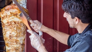 Cât a ajuns să coste o shaorma în 2025. Concurează cu prețurile din restaurante: „Ca să îţi permiţi, faci un drum până la Nuţu Cămătaru"