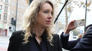 Elizabeth Holmes s-a predat poliției. Fondatoarea companiei Theranos a fost condamnată la 11 ani de închisoare