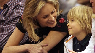 Sharon Stone si-a luat rolul de mama in serios
