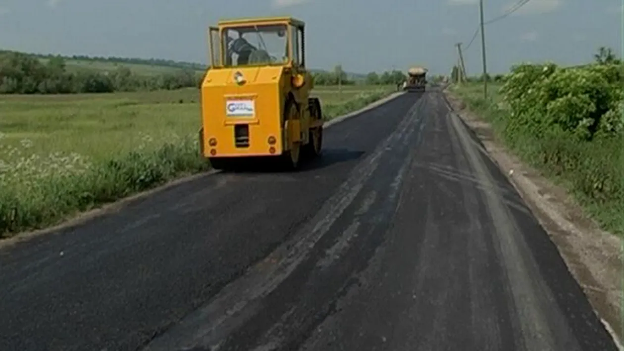 Dosar penal şi închisoare riscă nişte săteni din judeţul Iaşi pentru că şi-au asfaltat singuri drumul din comună