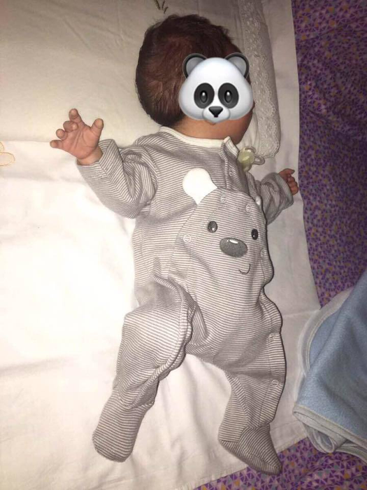 Blondina îi ascunde constant chipul fiului ei, Erick.