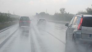 Ceaţa scade vizibilitatea pe mai multe drumuri naţionale și pe A1