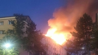 Incendiu de proporții în Suceava! Mansarda unui bloc a fost mistuită de flăcări