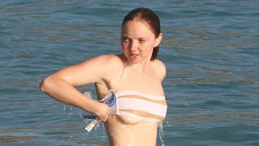 Una dintre cele mai cuminţi actriţe de la Hollywood era să-şi arate sânii în toată frumuseţea lor! Uite ce a păţit!