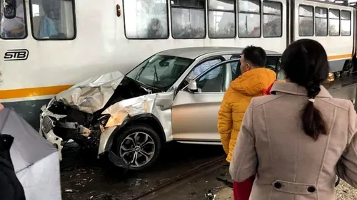 Accident grav în Capitală! Un BMW a intrat în plin într-un tramvai cu călători