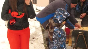 Copiii lui Madalin Ionescu se distreaza mai bine cu Cristina Siscanu decat cu mama lor! Vezi cum se tavalesc in zapada alaturi de ea