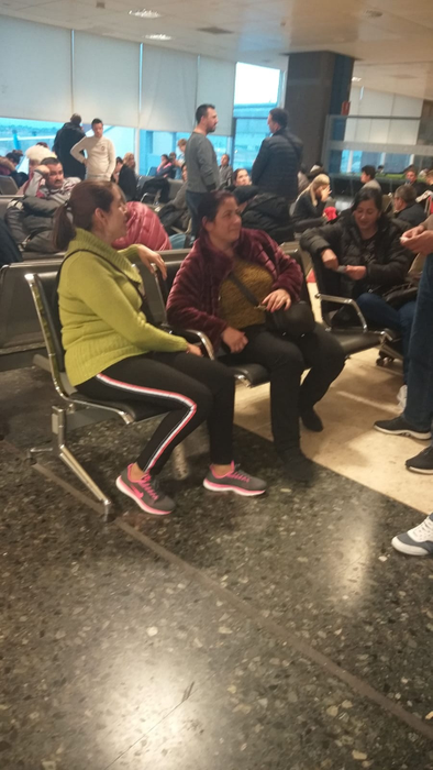 Români blocaţi de 24 de ore pe aeroportul din Valencia. Ce s-a întâmplat cu avionul Wizz Air care ar fi trebuit să-i aducă în București