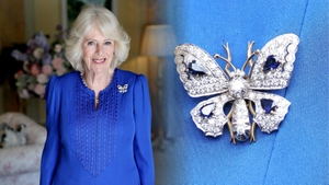 Misterul broșei purtate de regina Camilla în portretul realizat cu ocazia împlinirii a 79 de ani a fost elucidat