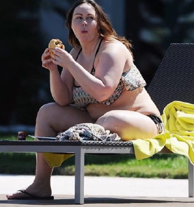 Acest fotomodel a lăsat pe toată lumea cu gura căscată! A apărut la piscină aproape dezbrăcată!