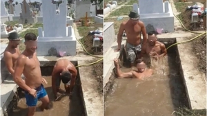 De-a râsu'-plânsu'! Trei bărbați au devenit virali, după ce s-au filmat în timp ce se „bălăcesc” într-un cavou transformat în piscină