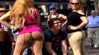 VIDEO Cel mai excitant experiment! Doua femei cu funduri uluitoare au iesit pe strada imbracate sexy! Vezi ce s-a intamplat
