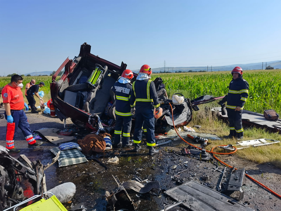 Cine sunt victimele tragediei de la Bacău. Șoferul care se întorcea din Marea Britanie și-a pierdut soția și doi dintre copii. FOTO