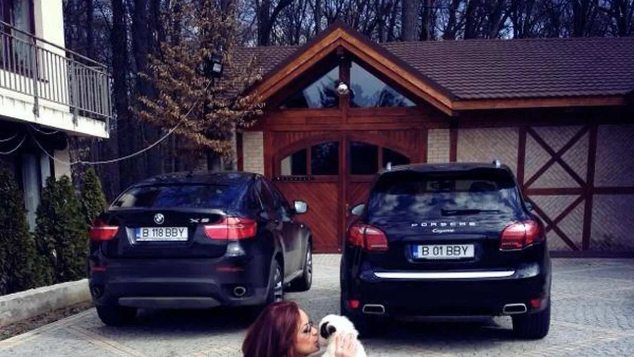 Bianca Dragusanu si-a sarutat cu foc catelusa! Vezi ce ventuza i-a tras