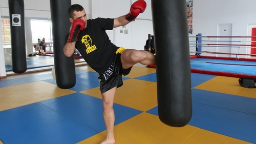 De la Politia Capitalei, in ringul Local Kombat! Este tanar, talentat si va lupta la mondialele de kickboxing din decembrie!