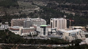 Drama cumplita a lui Mircea Anca, actorul care de sase luni este internat intr-un spital din Israel si a trecut prin doua transplanturi in 78 de zile. Face doar zece pasi si urca numai o treapta