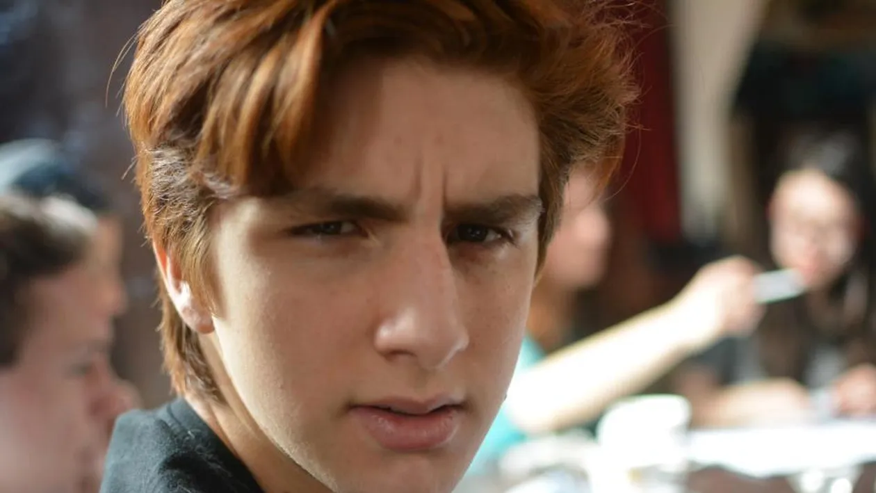 Dezbracat si rujat pe scena! Carol, fiul regretatului Serban Ionescu, face totul de dragul artei!