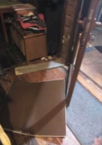 Un urs a coborât la cabana Postăvaru, a forţat uşa şi a furat o cutie cu bomboane!