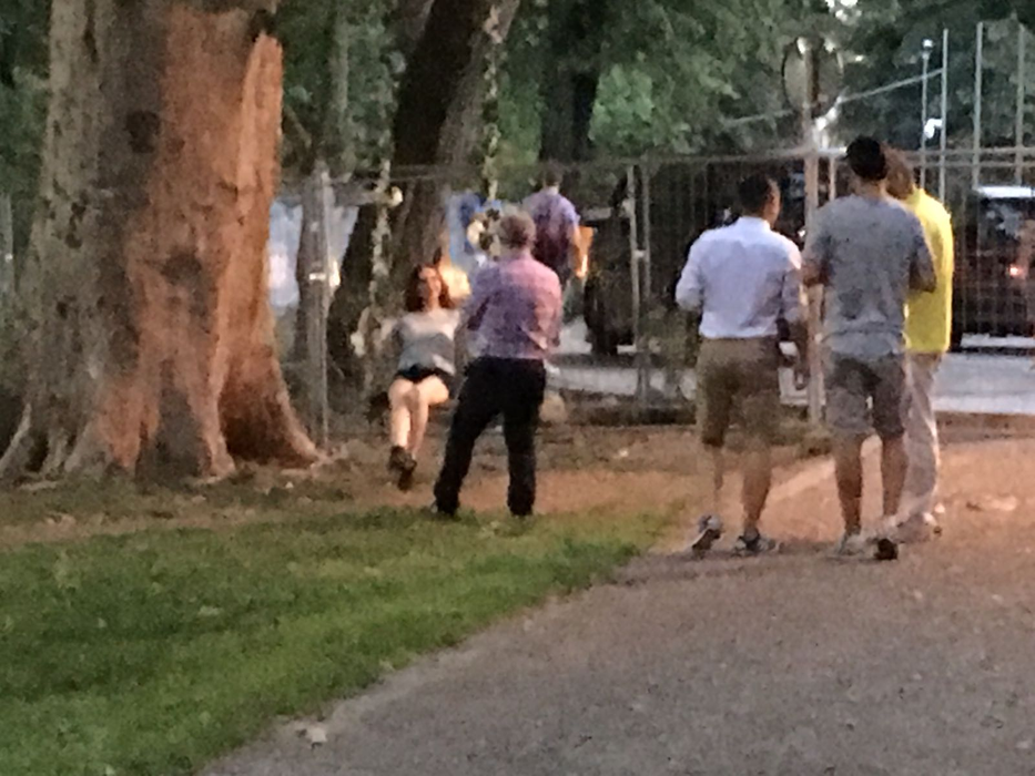 Emil Boc, cu fiica de mână, la UNTOLD. Primarul Clujului s-a pus pe vine ca să-i facă fotografii Patriciei. VIDEO