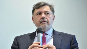 Alexandru Rafila a făcut anunțul. Când ar putea apărea primele doze de vaccin anti-COVID și cât ar costa