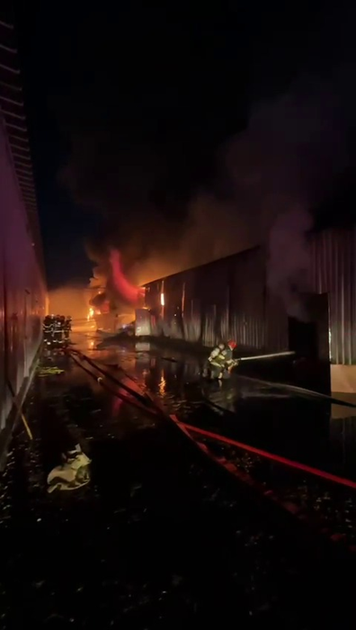 Incendiu la Dragonul Roșu din București! Flăcările mistuie totul în calea lor. Imagini VIDEO