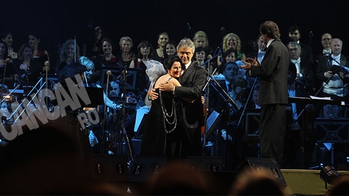 Andrea Bocelli nu si-a putut lua mainile de pe Angela Gheorghiu! A tinut-o strans in brate si abia daca a vrut sa-i dea drumul!