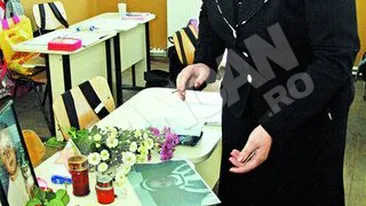 Invatatoarea si colegii fetitei ucise sunt in lacrimi. Doliu pentru Angelica
