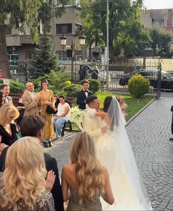 Alice Peneacă s-a cununat religios cu Dragoș Caliminte. Cum arată rochia de mireasă desprinsă din basme