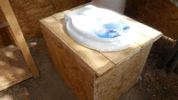 O brăileancă şi-a aruncat nou-născutul în WC-ul din curte ca să nu afle soţul că îl înşela! Bărbatul este în închisoare 