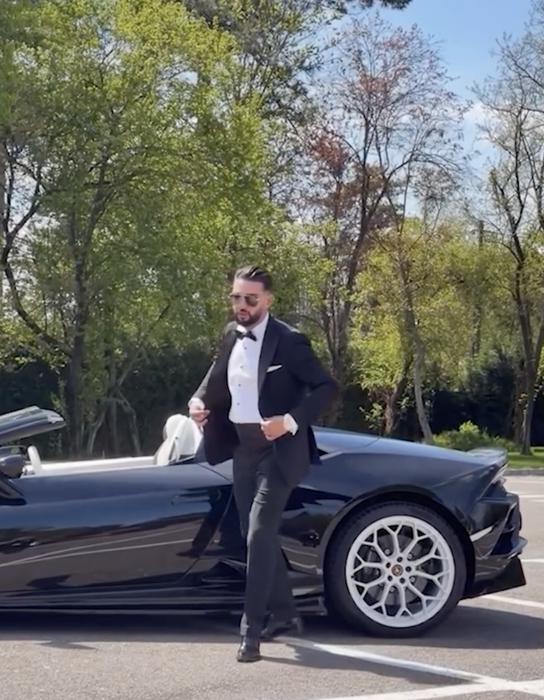Primele imagini cu Dorian Popa în costum de mire. Și-a făcut ”intrarea” într-un Lamborghini Huracán Spyder