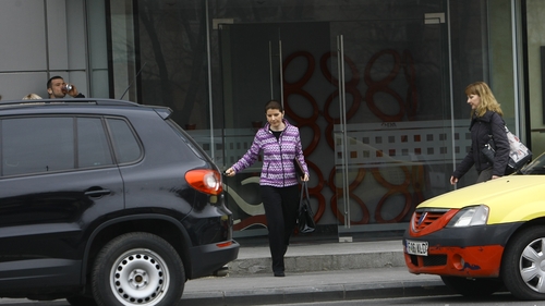 Monica Iacob Ridzi, deloc impresionata de cersetori! Uite cum a reactionat deputata in preajma unui batran bolnav!