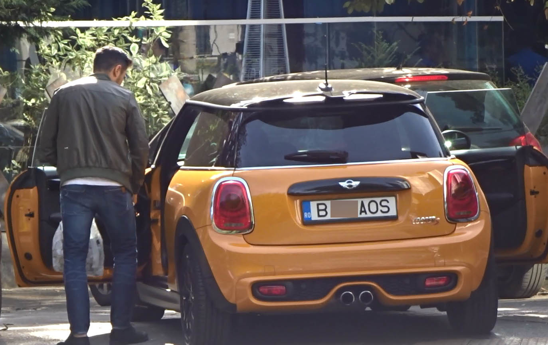 Alin Cocoş ia mâncare la pachet şi pleacă alături de amicul său, cu Mini Cooper-ul