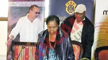 A cerut prosoape negre si trandafiri rosii