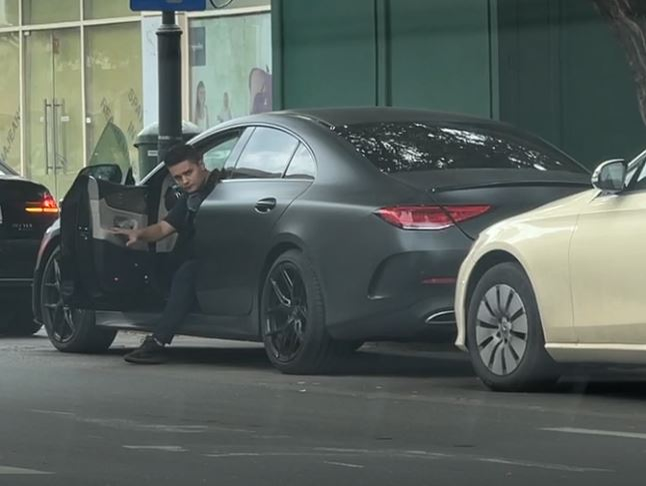 Selly a ajuns la NUBA Cafe cu un Mercedes CLS care a costat peste 80.000 de euro (Foto: CANCAN.RO