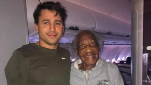 Gestul impresionant pe care l-a făcut un bărbat pentru o bătrână de 88 de ani, aflată alături de el în avion: ”Din bunătate, fără să îi ceară cineva”