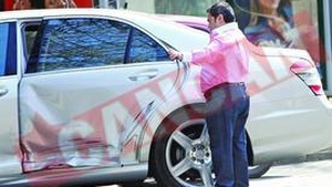 Adrian Minune a dat autografe dupa un accident rutier