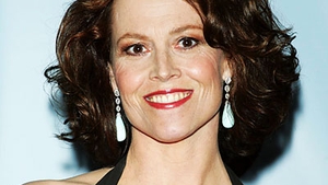 Gafă de proporţii pentru o actriţă celebră! Sigourney Weaver a purtat pe covorul roşu rochia cu spatele în faţă, neintenţionat!!!