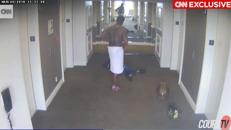 După ce o trântește, Diddy o lovește pe iubita sa cu piciorul de două ori. (SURSA: CNN)