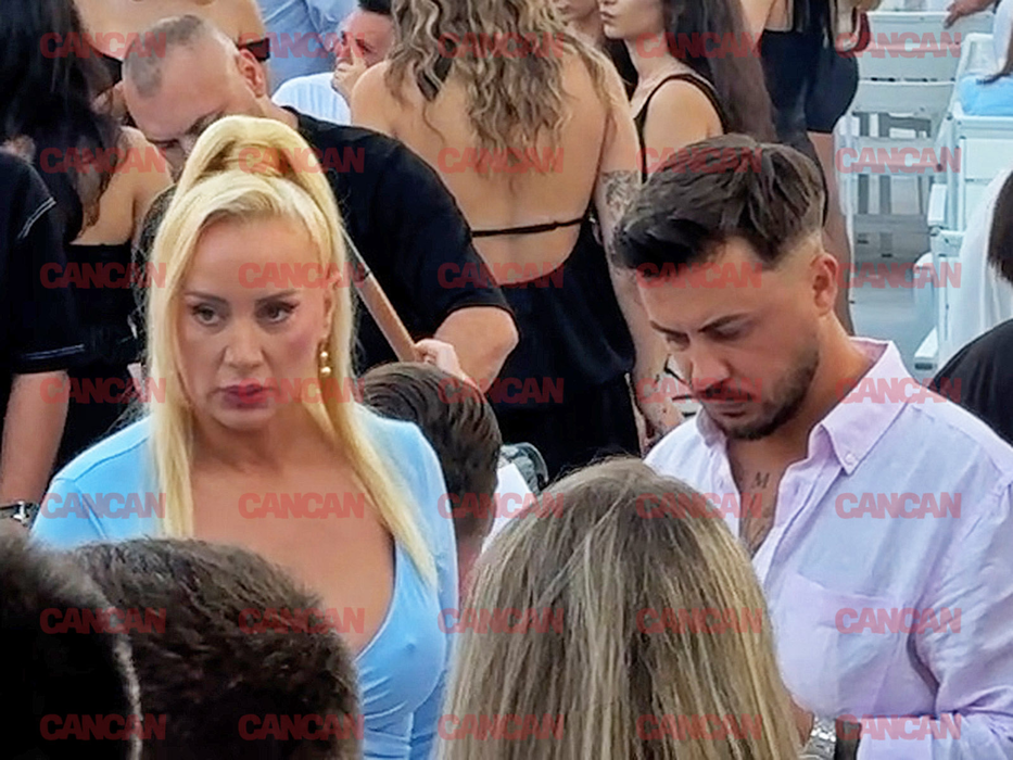 Blondina a optat pentru o rochie baby blue, mulată pe corp